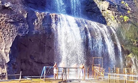 குற்றால அருவிகளில் குளிக்க சுற்றுலா பயணிகளுக்கு அனுமதி