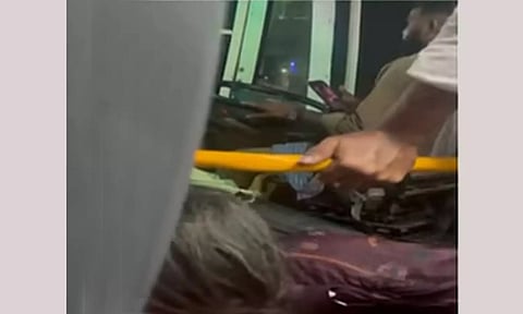 ஒரு கையில் ஸ்டீயரிங்.. மறு கையில் செல்போன்..! ரீல்ஸ் பார்த்தபடி பேருந்தை இயக்கிய ஓட்டுனர் மீது அதிரடி நடவடிக்கை