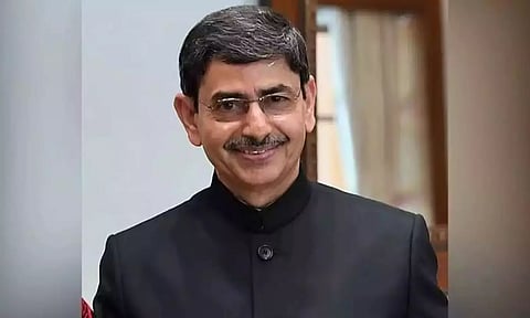 பத்திரமாக தரையிறக்கிய விமானி மற்றும் குழுவினருக்கு கவர்னர் ஆர்.என்.ரவி பாராட்டு