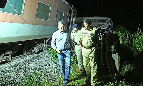 ரெயில் விபத்து நடந்த இடத்தில் ரெயில்வே அதிகாரிகள் ஆய்வு