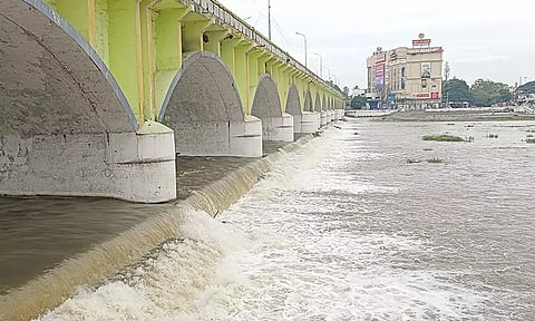 வைகை ஆற்றில் இறங்கவோ, குளிக்கவோ கூடாது- கரையோர மக்களுக்கு கலெக்டர் எச்சரிக்கை