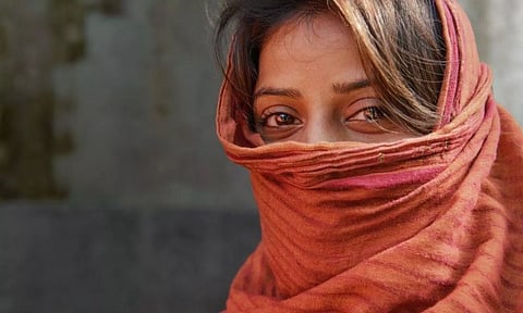 பலாத்காரம் செய்யப்பட்டு தலைநகர 'சாலை'யில் தூக்கி வீசப்பட்ட பெண் - ரத்தத்துடன் பரிதவித்த அவலம்