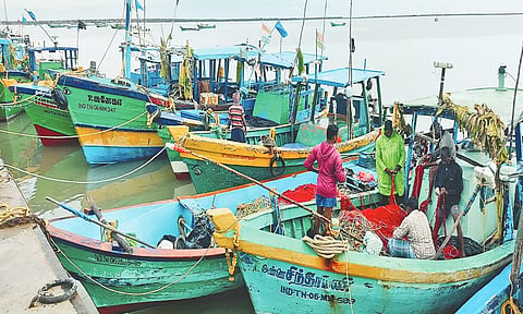 நாகைக்கு மிக கனமழை எச்சரிக்கை: அவசரமாக கரை திரும்பிய மீனவர்கள்
