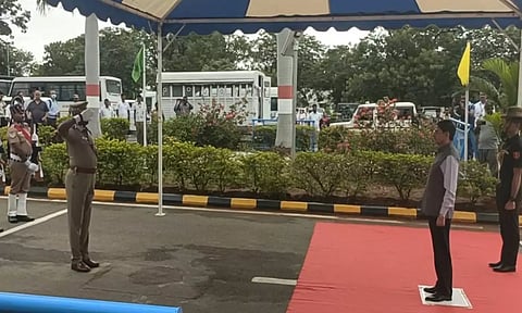 விமானம் மூலம் சேலம் சென்றார் கவர்னர் ஆர்.என்.ரவி