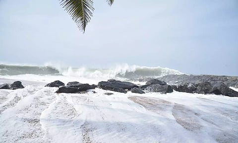 கன்னியாகுமரியில் கடல் சீற்றம்: வீடுகளுக்குள் கடல் நீர் புகுந்து பொதுமக்கள் பரிதவிப்பு