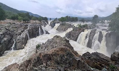 ஒகேனக்கல்லுக்கு நீர்வரத்து 18 ஆயிரம் கனஅடியாக அதிகரிப்பு: குளிக்க 4-வது நாளாக தடை