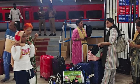 முன்னறிவிப்பின்றி ரெயில் ரத்து செய்யப்பட்டதால் ஏமாற்றமடைந்த பயணிகள்.