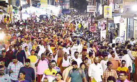 புரட்டாசி மாத பவுர்ணமி: திருவண்ணாமலையில் லட்சக்கணக்கான பக்தர்கள் கிரிவலம்