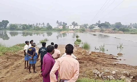 ஆரணி ஆற்றில் வெள்ளப்பெருக்கு- 2 தரைப்பாலங்கள் மூழ்கின