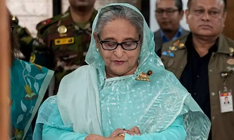 இந்தியாவில் இருக்கும் ஷேக் ஹசீனாவுக்கு பிடிவாரண்ட் பிறப்பித்த வங்கதேச நீதிமன்றம்