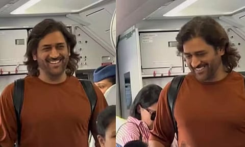 விமான பயணிகளை கவர்ந்த டோனி- வீடியோ வைரல்