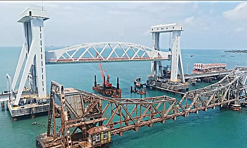 பாம்பன் புதிய பாலத்தில் மின்சார ரெயில் சோதனை