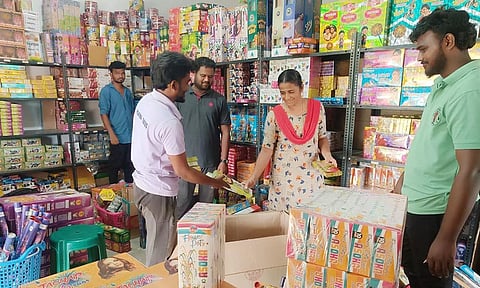 சிவகாசியில் உள்ள பட்டாசு கடையில் பட்டாசுகள் வாங்க வெளியூரிலிருந்து வந்த வாடிக்கையாளர்கள்.