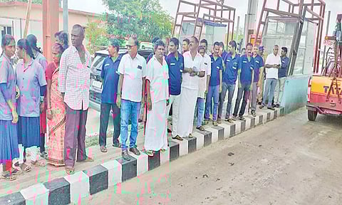 தீபாவளி போனஸ் கேட்டு புதுக்கோட்டை சுங்கச்சாவடி ஊழியர்கள் 2-வது நாளாக போராட்டம்