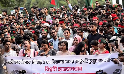 வங்காளதேச அதிபர் பதவி விலகக் கோரி மாணவர்கள் போராட்டம்