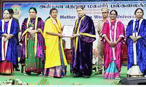 தோல்வியை கண்டு துவளாமல் வெற்றியை நோக்கி ஓடினால் சாதனையாளராக மாறலாம்-கவர்னர் ஆர்.என்.ரவி அறிவுரை