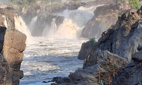 ஒகேனக்கல்லில் நீர்வரத்து 31 ஆயிரம் கனஅடியாக அதிகரிப்பு: குளிக்க தடை