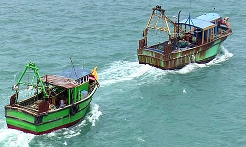 தமிழக மீனவர்கள் 16 பேர் விசைப்படகுடன் சிறைபிடிப்பு