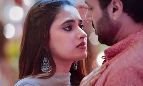 வைப் ஏற்றும் புதுப்பாட்டு.. 'மிதக்குது காலு ரெண்டும்' வீடியோ வைரல்