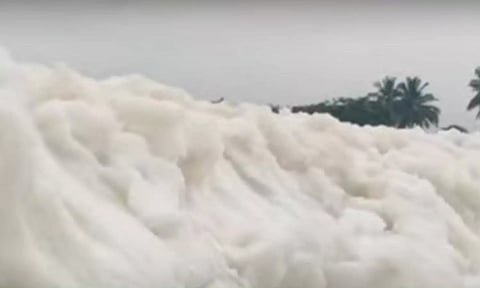 ஓசூர் கெலவரப்பள்ளி அணையில் இருந்து பொங்கி வரும் ரசாயன நுரை