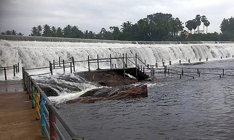 கொடிவேரி அணையில் தண்ணீர் அதிகரித்து ஆர்ப்பரித்து கொட்டுவதை காணலாம்.