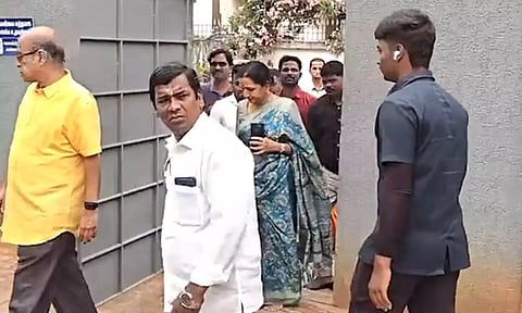 த.வெ.க மாநாடு வெற்றிப்பெற சாய்பாபா கோவிலில் விஜய்யின் பெற்றோர் சிறப்பு வழிபாடு