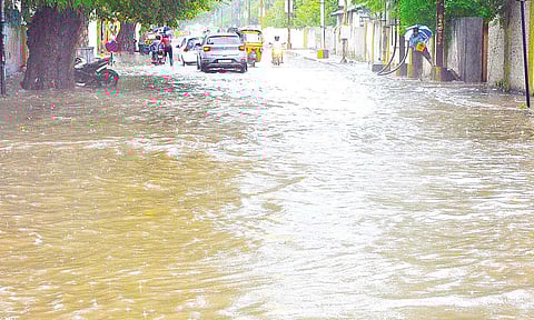 மதுரை தமுக்கம் காந்திமியூசிய சாலையில் மழை நீர் தேங்கி நின்ற காட்சி