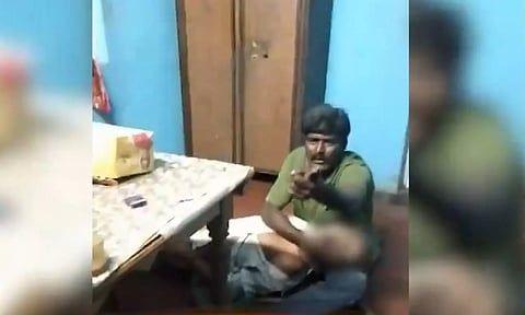 இரவில் வீட்டுக்குள் புகுந்த திருடன்: முதியவரை பிடித்து மிரட்டல் விடுக்கும் காட்சி வைரல்