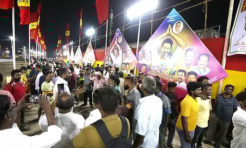 சுற்றுலா தலம் போல் காட்சியளித்த விக்கிரவாண்டி சாலை