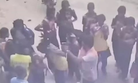 கை கடிகாரத்தை திருடியதாக நடுரோட்டில் மாணவியை தாக்கிய பி.டி சார் கைது