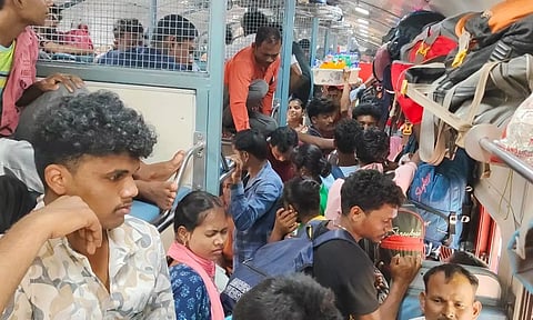 தீபாவளி பண்டிகை விடுமுறை- சொந்த ஊர்களுக்கு படையெடுத்து செல்லும் வடமாநில தொழிலாளர்கள்