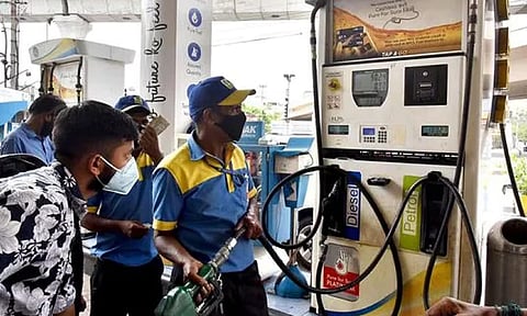 தீபாவளியை ஒட்டி வெளியான குட் நியூஸ்.. பெட்ரோல், டீசல் விலை விரைவில் குறையும் - மத்திய அமைச்சர்