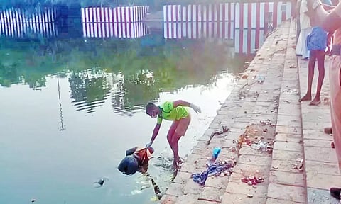 சமயபுரம் கோவில் தெப்பக்குளத்தில் மிதந்த 2 ஆண் பிணங்கள்-போலீசார் விசாரணை