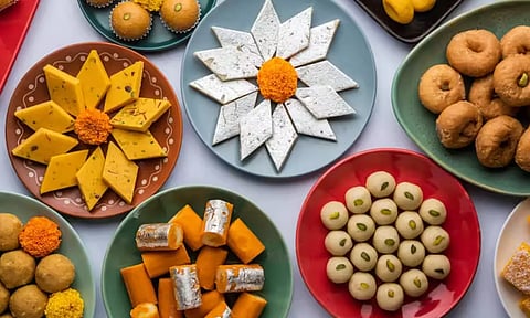 தீபாவளி பண்டிகை- கோவையில் இருந்து டெல்லி, மும்பைக்கு பறந்த 3 டன் இனிப்பு வகைகள்