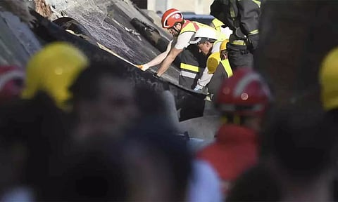 ரெயில் நிலையத்தின் மேற்கூரை இடிந்து விழுந்து விபத்து - 8 பேர் பலி