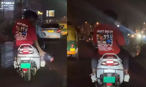 மதுபோதையில் பட்டாசை கொளுத்தி சாலையில் வீசியபடி பைக்கில் சென்ற இளைஞர்கள் - வீடியோ