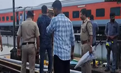 கேரளாவில் ரெயில் மோதி விபத்து- தமிழர்கள் 4 பேர் உடல் சிதறி பலி
