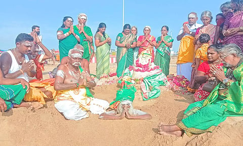 திருச்செந்தூர் கடற்கரை மணலுக்குள் புதைந்து சிவபூஜை செய்த பசுமை சித்தர்