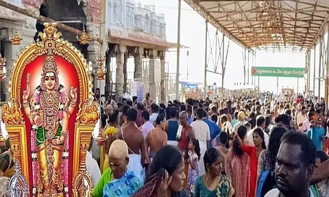 கந்த சஷ்டி விழாவையொட்டி திருச்செந்தூரில் குவிந்த பக்தர்கள்