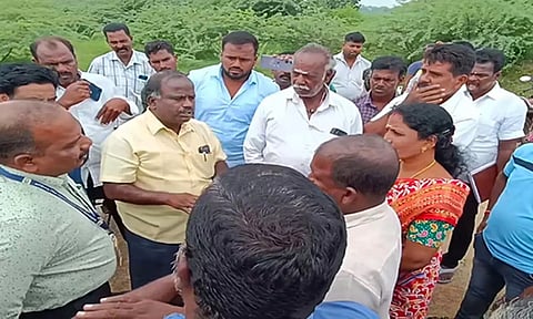 அதிகாரிகளுடன் பொதுமக்கள் வாக்குவாதம்