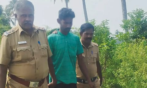 இசக்கிமுத்துவை போலீசார் கைது செய்து அழைத்து சென்ற காட்சி