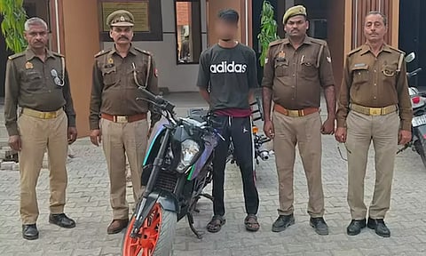 என்ன ஆளையே காணோம்.. போலி அப்பாவை உட்கார வைத்து ரேஸ் பைக்-ஐ திருடிய நபர் கைது