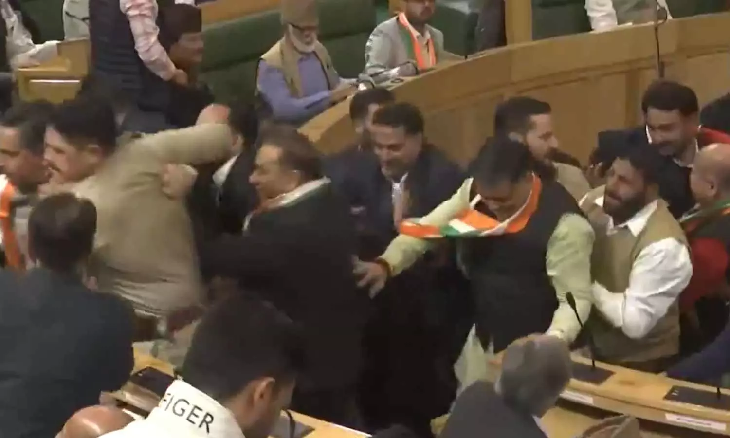 ஜம்மு-காஷ்மீர் சட்டசபையில் அமளியில் ஈடுபட்ட பா.ஜ.க. எம்.எல்.ஏ.க்கள் குண்டுகட்டாக வெளியேற்றம்- வீடியோ