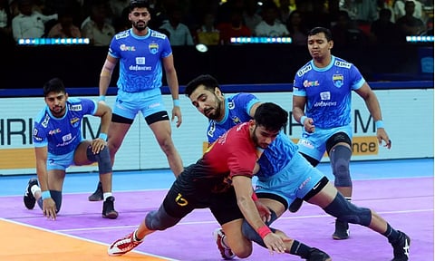 புரோ கபடி லீக்: தெலுங்கு டைட்டன்ஸ், பெங்கால் வாரியர்ஸ் அணிகள் வெற்றி