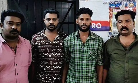 காதலியை பார்க்க சென்றவரை நிர்வாணமாக்கி தாக்குதல்- 4 பேர் அதிரடி கைது
