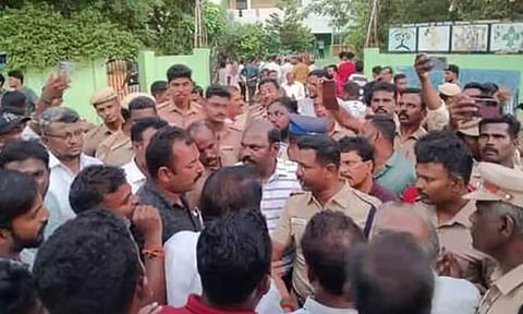திருச்செந்தூரில் மாணவிகளுக்கு பாலியல் தொல்லை: உடற்கல்வி ஆசிரியரை தொடர்ந்து தலைமை ஆசிரியரும் கைது