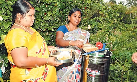 தேனீ வளர்ப்பில் ஈடுபடும் மகளிர் சுயஉதவிக்குழு பெண்களை காணலாம்.
