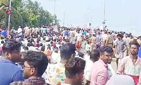 பாம்பன் பாலத்தில் மீனவர்கள் சாலை மறியல்- மத்திய, மாநில அரசுகள் மீது குற்றச்சாட்டு