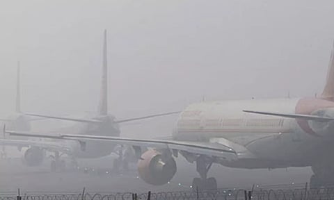 காற்றுமாசு கலந்த பனிமூட்டம்: டெல்லியில் பொது மக்களின் இயல்பு வாழ்க்கை பாதிப்பு