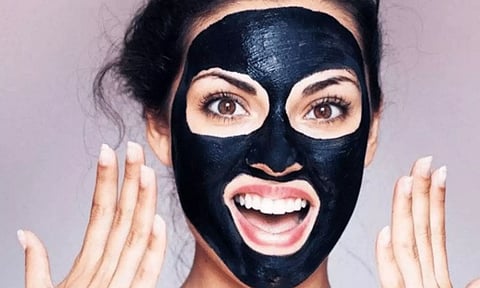 முக சுருக்கங்கள் நீங்கி இளமையான தோற்றமளிக்க உதவும் `சார்க்கோல் ஃபேஸ் மாஸ்க்'
